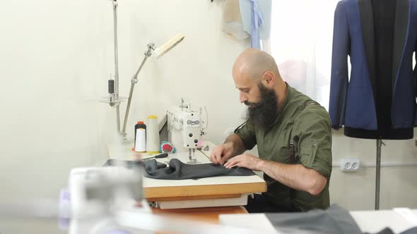 Tailor in a tailor shop alt