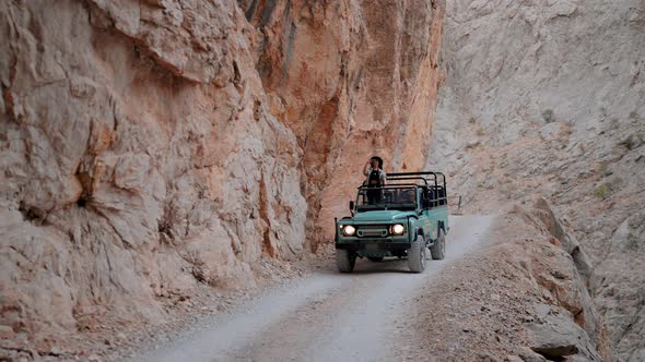 Photographing The Stone Canyon alt