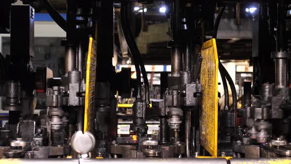 The process of making glass bottles in slowmotion glassworks alt