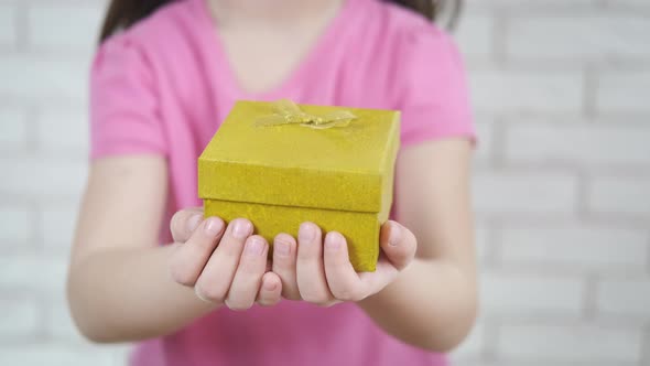 The child gives a gift.  alt