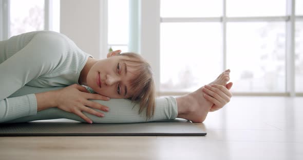 A Beautiful Woman Practices a Spagat Exercises in Bright Studio Anjaneyasana alt