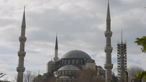 Facade of Blue Mosque in Istanbul alt