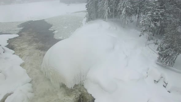 Beautiful ice formation around powerful river created by frigid American winter alt
