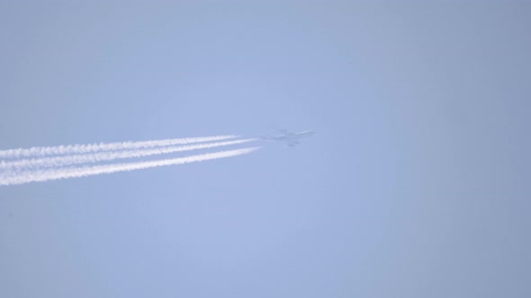 Airliner Flying High alt