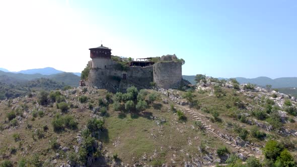 Petrelë Castle (Albanian: Kalaja e Petrelës) is a castle in Petrelë, central Albania. Its history da alt