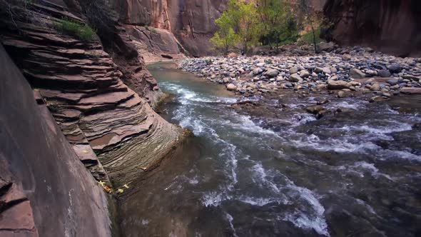 Upards panning view of the Zion Narrows in Utah alt