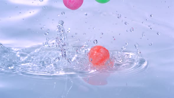 Bounce ball in water, Slow Motion alt
