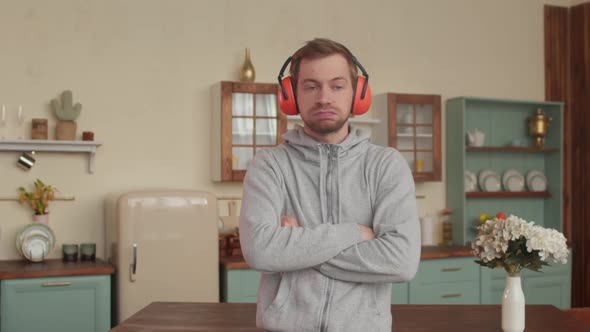 Noisy Neighbors in an Apartment Building. Soundproofing alt