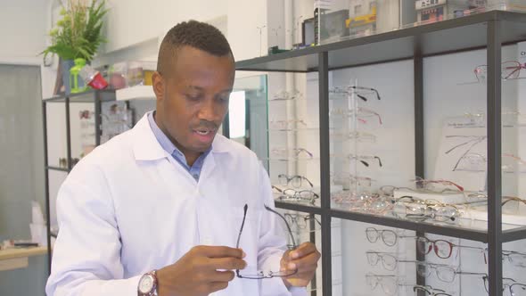 Male ophthalmologists are now recommending a wide variety of eyeglasses features to customers  alt