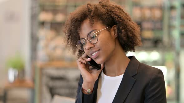 Cheerful African Businesswoman Talking on Smartphone alt