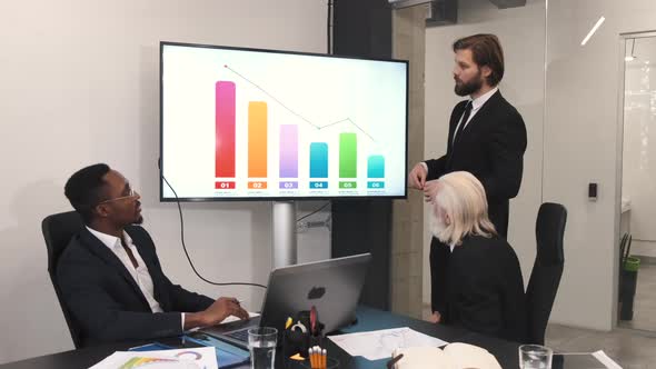 A Businessman or Engineer Show Presentation in Front of Collegues at Office alt