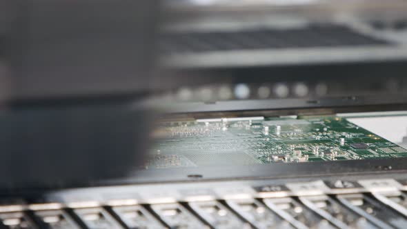 SMT machine places resistors, capacitors, transistors on circuit boards at high speed alt