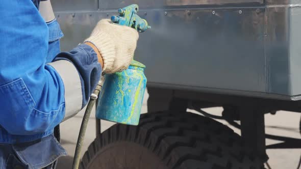 Automalyar Paints Large Equipment From a Spray Gun