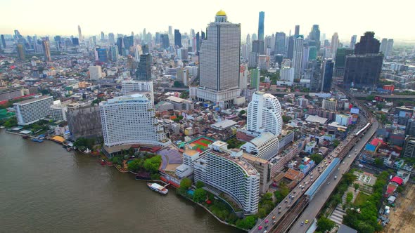 4K UHD : Aerial view over the Chao Phraya River and Buildings of Bangkok alt