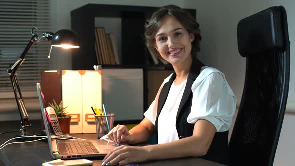 Businesswoman Sitting At Her Workplace In Office alt