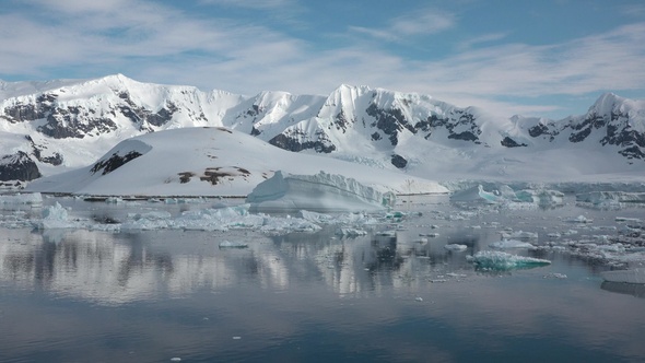 Icebergs are reflected in the water. Antarctic Nature. Majestic winter landscape. alt