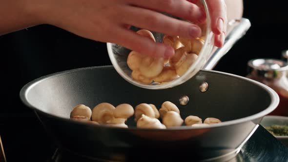 Cooking Mushrooms with Cream alt