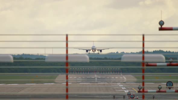 Airliner Landing in Dusseldorf alt