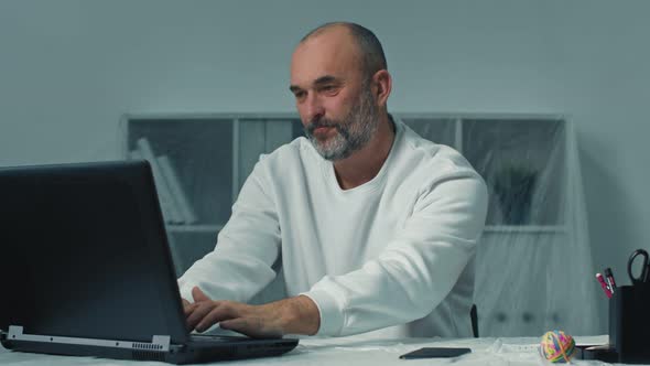 Tired Business Man Touching Head Working Hard on Laptop Upset Exhausted Office Work Frustrated alt