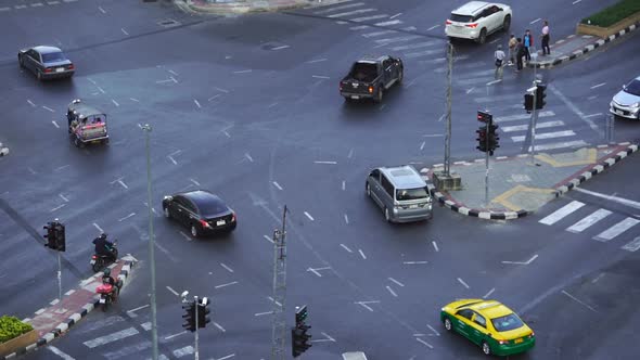slow-motion of traffic at Hua Lamphong intersection in Bangkok, Thailand alt
