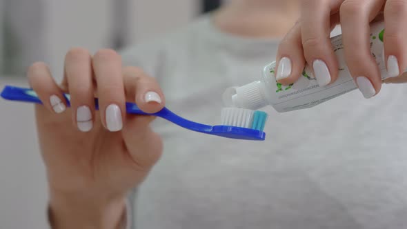 Details Female Hands Oral Hygiene alt