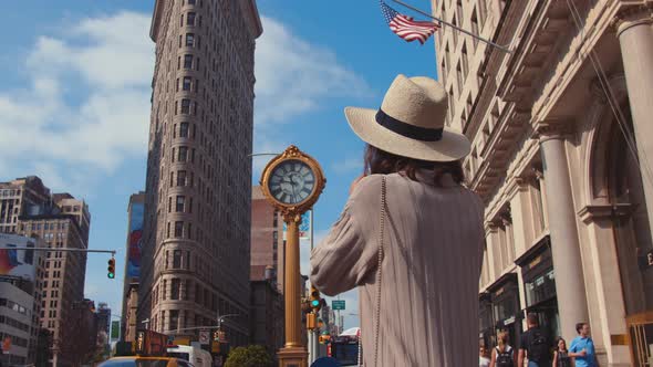 Young girl with a retro camera at the Flatiron in New York alt