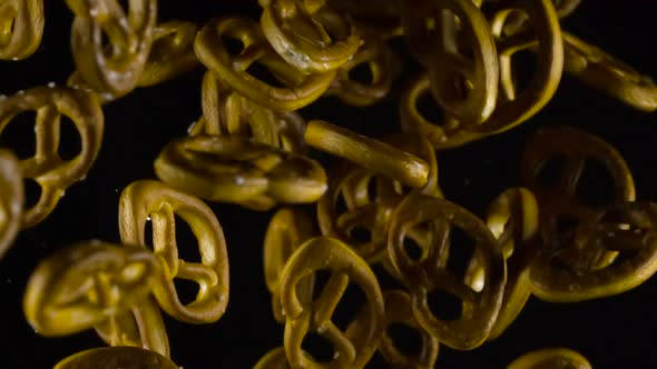 Pretzels With Salt To Beer alt