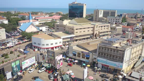 Crowd of people and cars at Accra Central Market (Makola)_14 alt