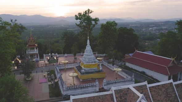 Aerial view of golden buddha pagoda stupa. Wat Phrathat Khao Noi Temple Park, Nan alt