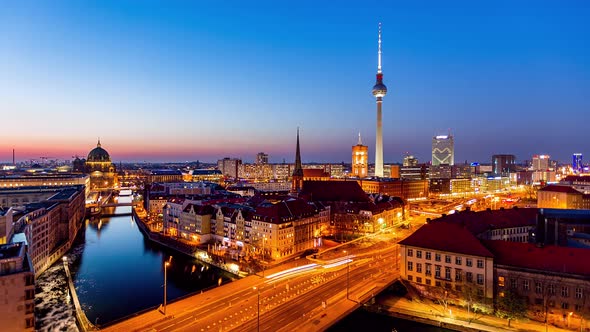 Night to Day Time Lapse of Berlin cityscape with spree river and tv tower, Berlin, Germany alt