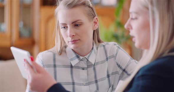 Businesswomen Discussing Business Ideas In Office alt