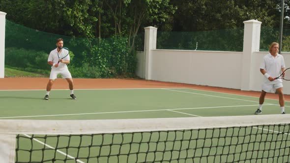 Tennis players playing a point alt