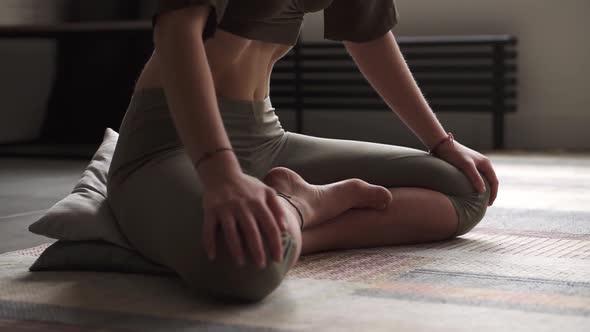 Woman in Makes Vacuum Exercise for Muscles Internal Organs of Abdomen alt