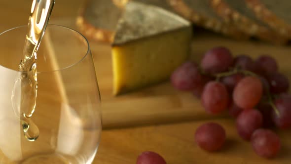 Pouring white wine into glass, Slow Motion alt