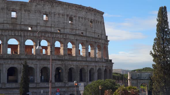 The Roman Colosseum and the Triumphal Arch of Constantine alt