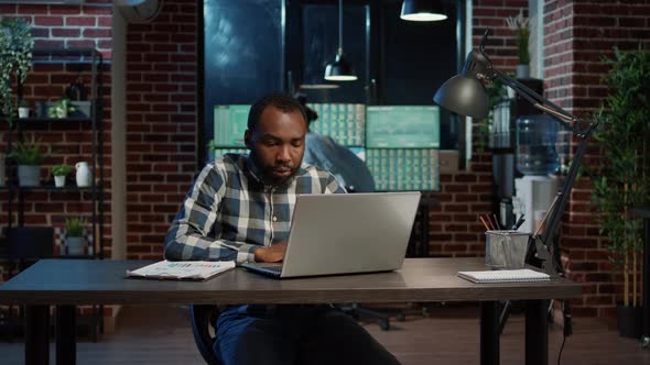 Stressed Sales Trader Having Problem with Forex Exchange alt