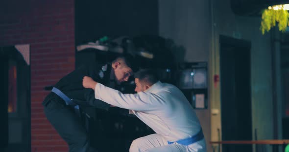 Wrestler is Preparing to Attack the Enemy is Standing alt