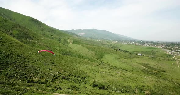 Paragliding in the Mountains alt