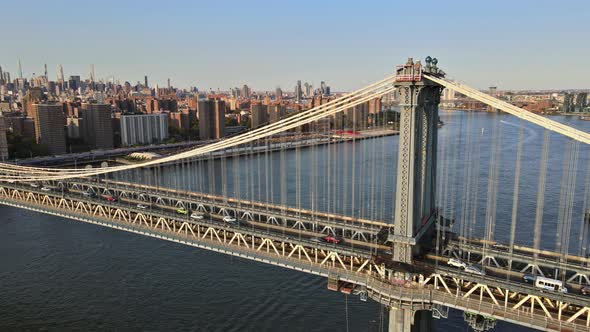 New York Side View of Manhattan Bridge in the Buildings of New York City alt