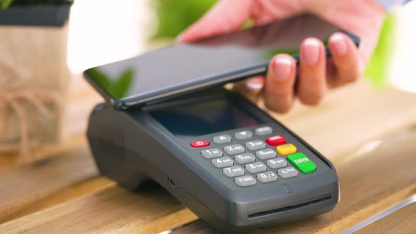 Contactless Payment with Smartphone alt