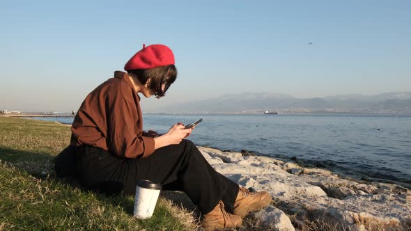 Lady Drink Coffee alt