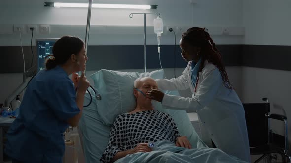 Patient with Breathing Problems Fainting in Hospital Ward alt