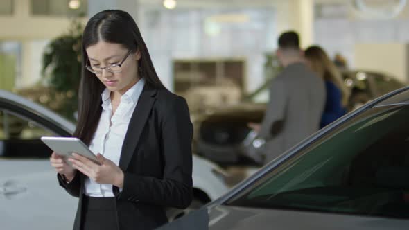 Auto Saleswoman Posing alt