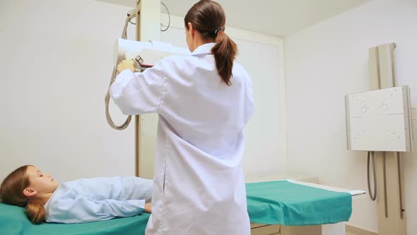 Doctor doing a radiography on a girl alt