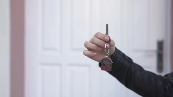 The girl holds the keys to a new apartment. The concept of buying a new apartment. Slow motion. alt