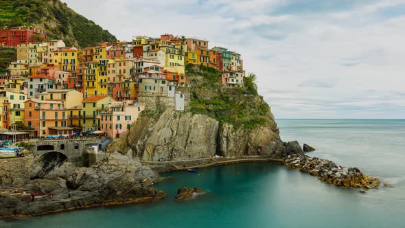 Time Lapse of the beautiful and scenic seaside village of Manarola in Italy. alt