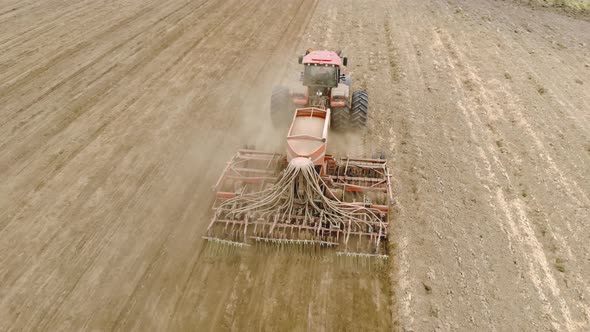 An Energy-saturated Tractor with a Trailed Tillage Unit Prepares the Soil for Sowing alt