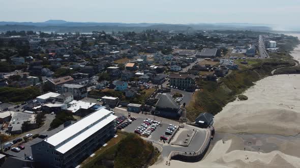 Counterclockwise drone shot of the town of Newport, Oregon from Nye Beach on a relaxed summer day. T alt