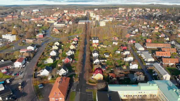 Drone footage flying over a school and a residential area with the downtown in the background. Filme alt