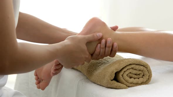 Professional therapist giving oil massage to a woman in spa